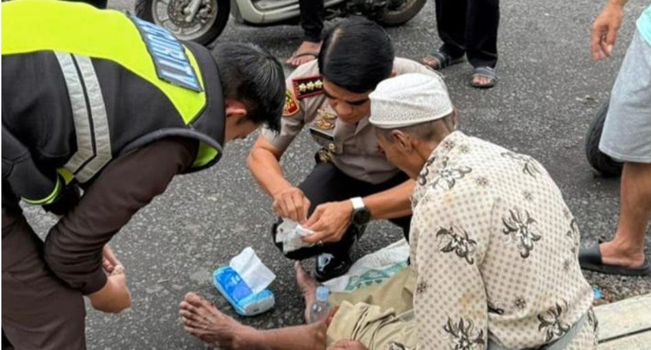 Patut Dicontoh Blogger Polri : Aksi Kapolresta Banyuwangi Menolong Kakek Penjual Nangka Korban Kecelakaan